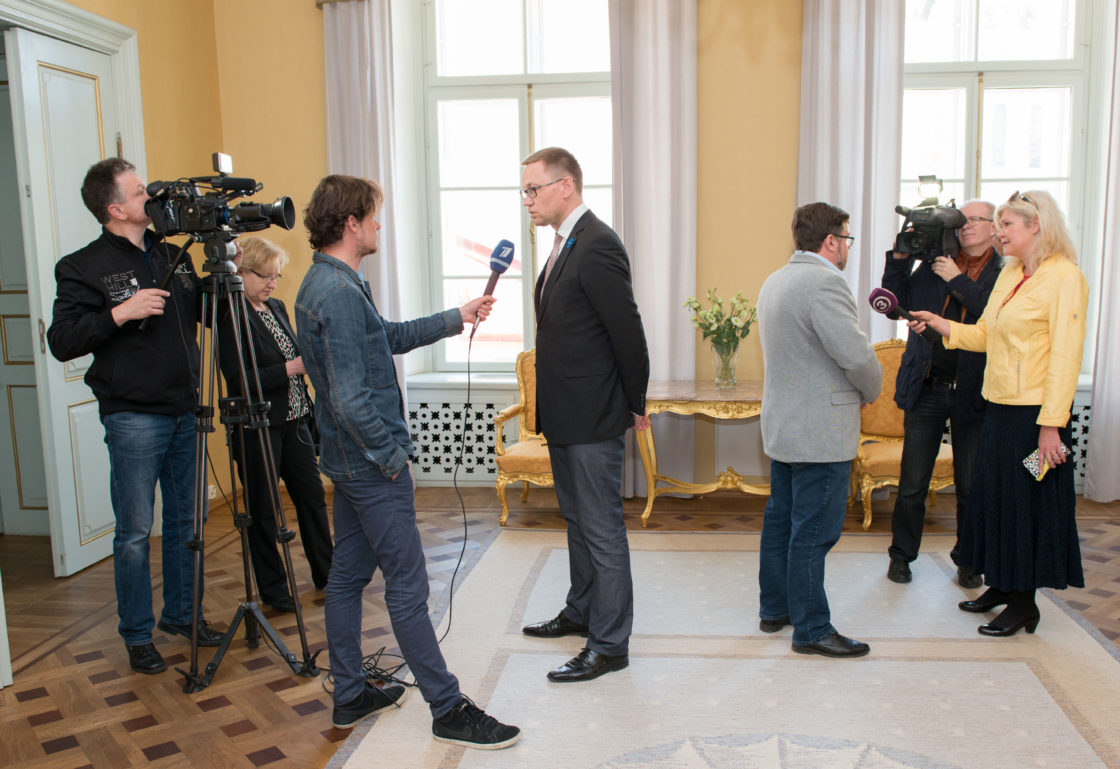 Riigikogu esimees Eiki Nestor võtab vastu Eesti Ametiühingute Keskliidu haigushüvitiste petitsiooni